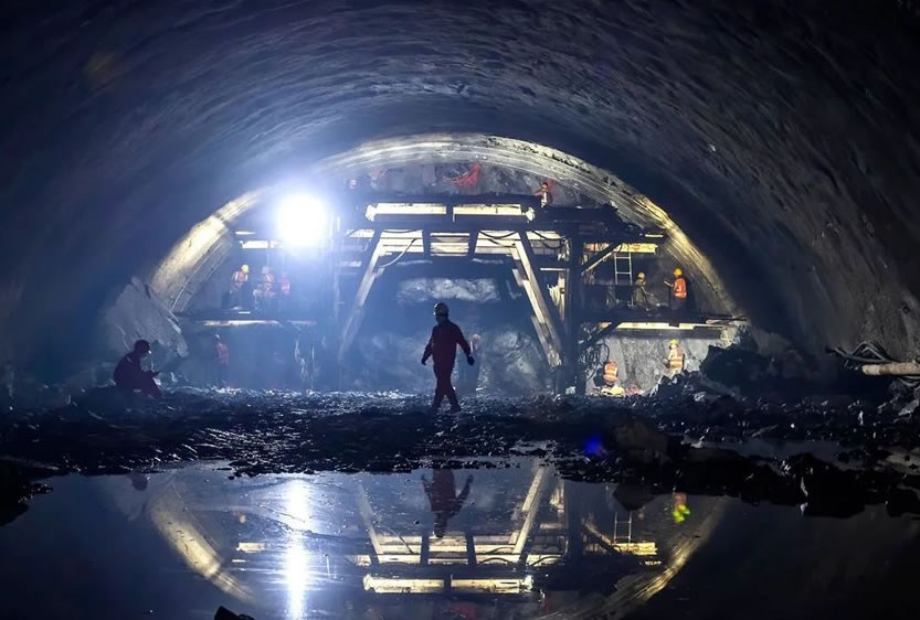 Technical analysis of highway tunnel mechanized construction